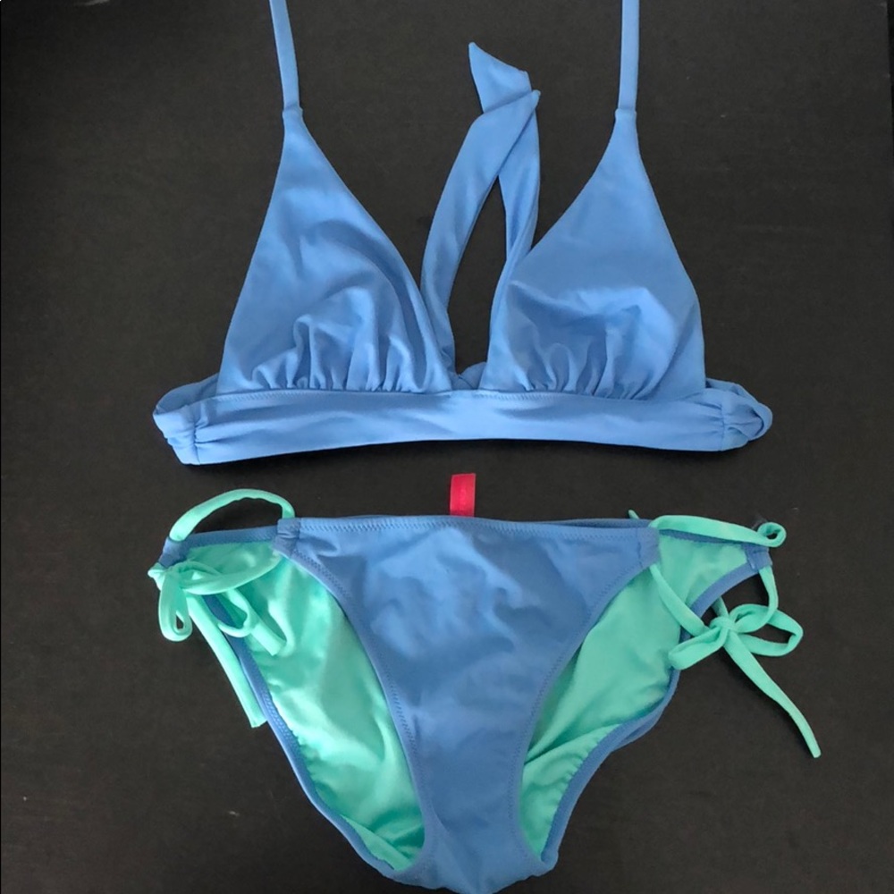 VS Robins Blue & Teal triangle halter